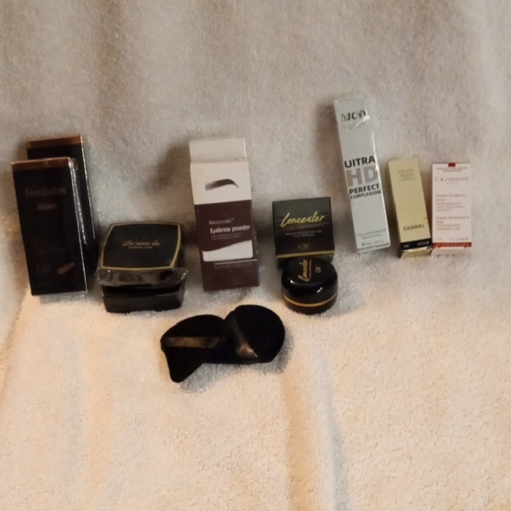 Clarins Women Makeup Setting Powder & Spray Assortment - Black, White, Gold